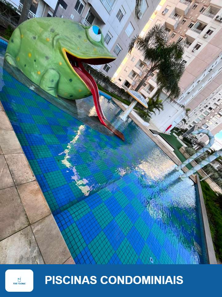 Piscina infantil de condomínio com escorregador em formato de sapo