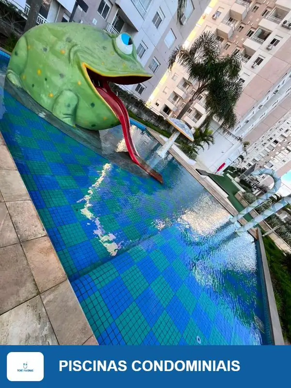 Piscina infantil de condomínio com escorregador em formato de sapo