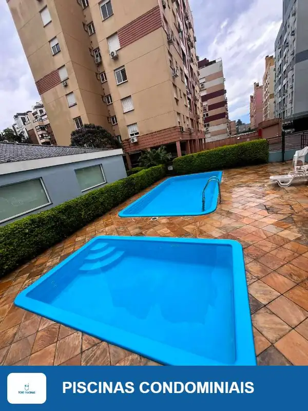 Piscinas de fibra em área comum de condomínio residencial