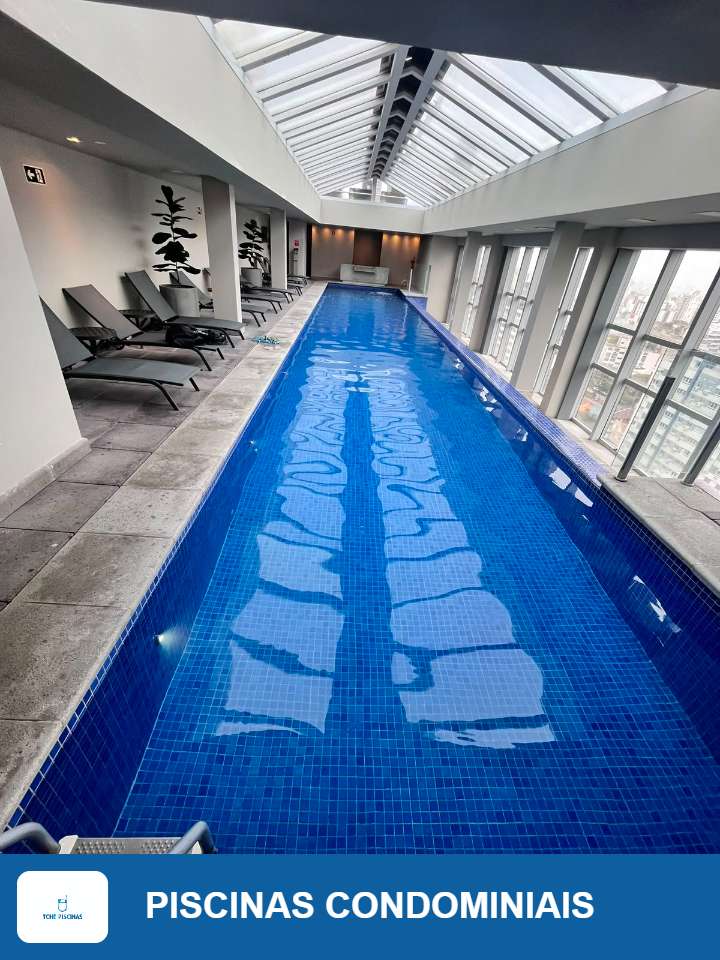 Piscina coberta de condomínio com raia e vista para a cidade