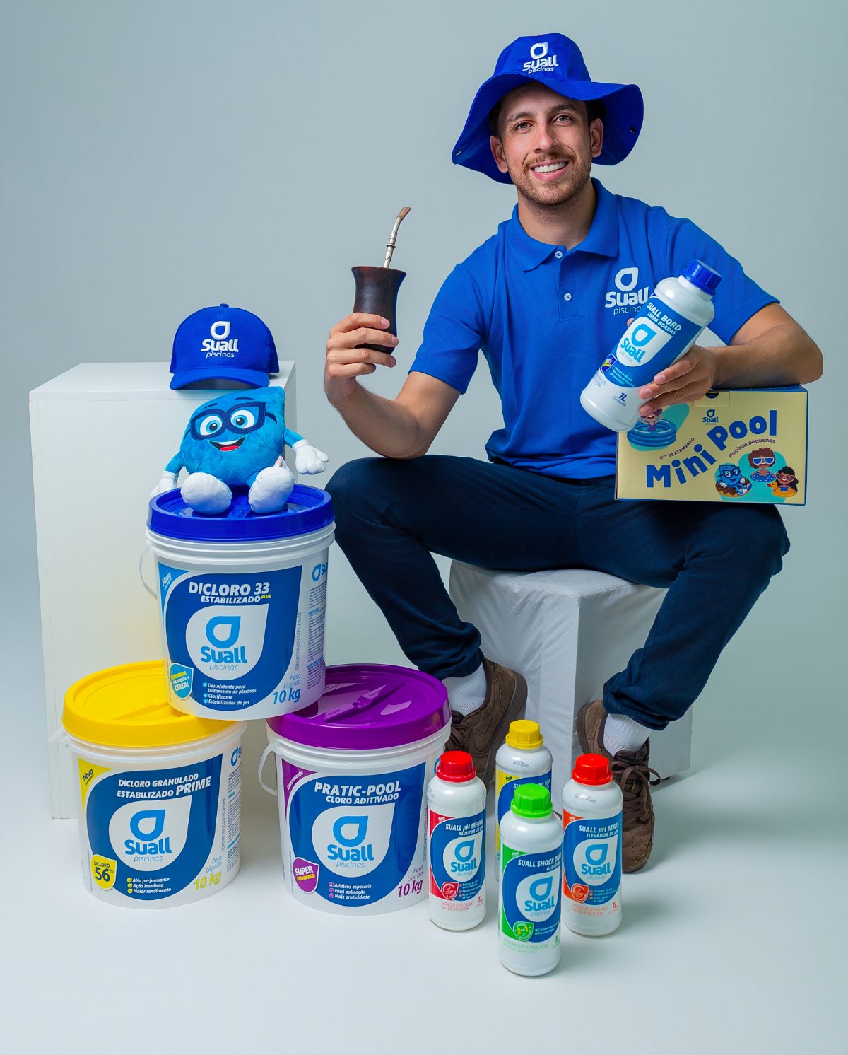 Profissional apresentando produtos e kits para piscina