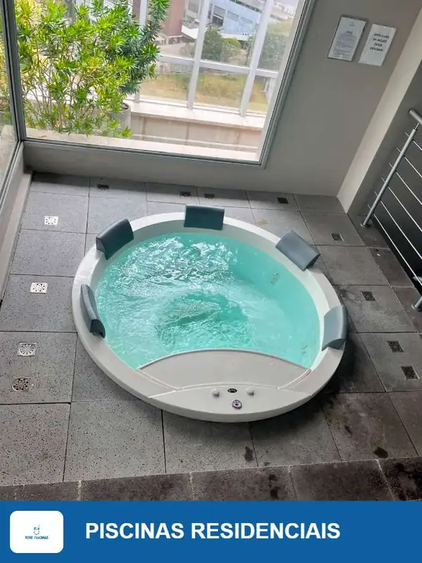 Banheira de hidromassagem residencial com água tratada e cristalina
