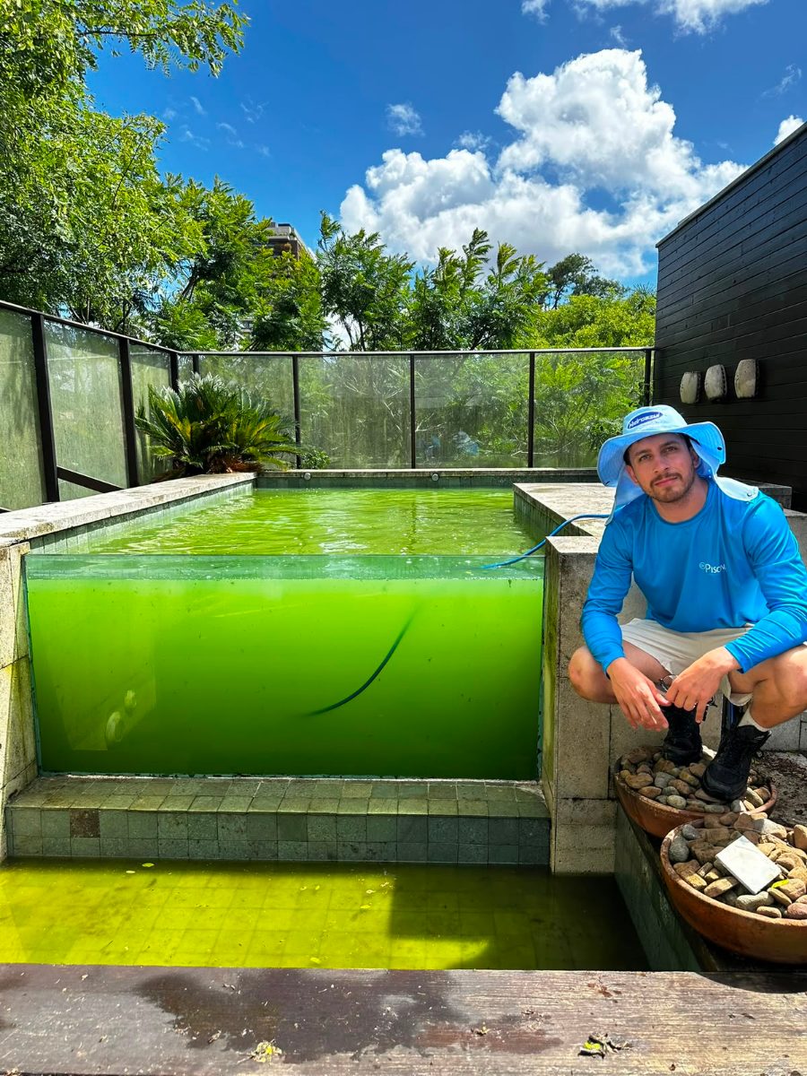 Técnico da Tchê Piscinas avaliando piscina com água esverdeada antes do tratamento