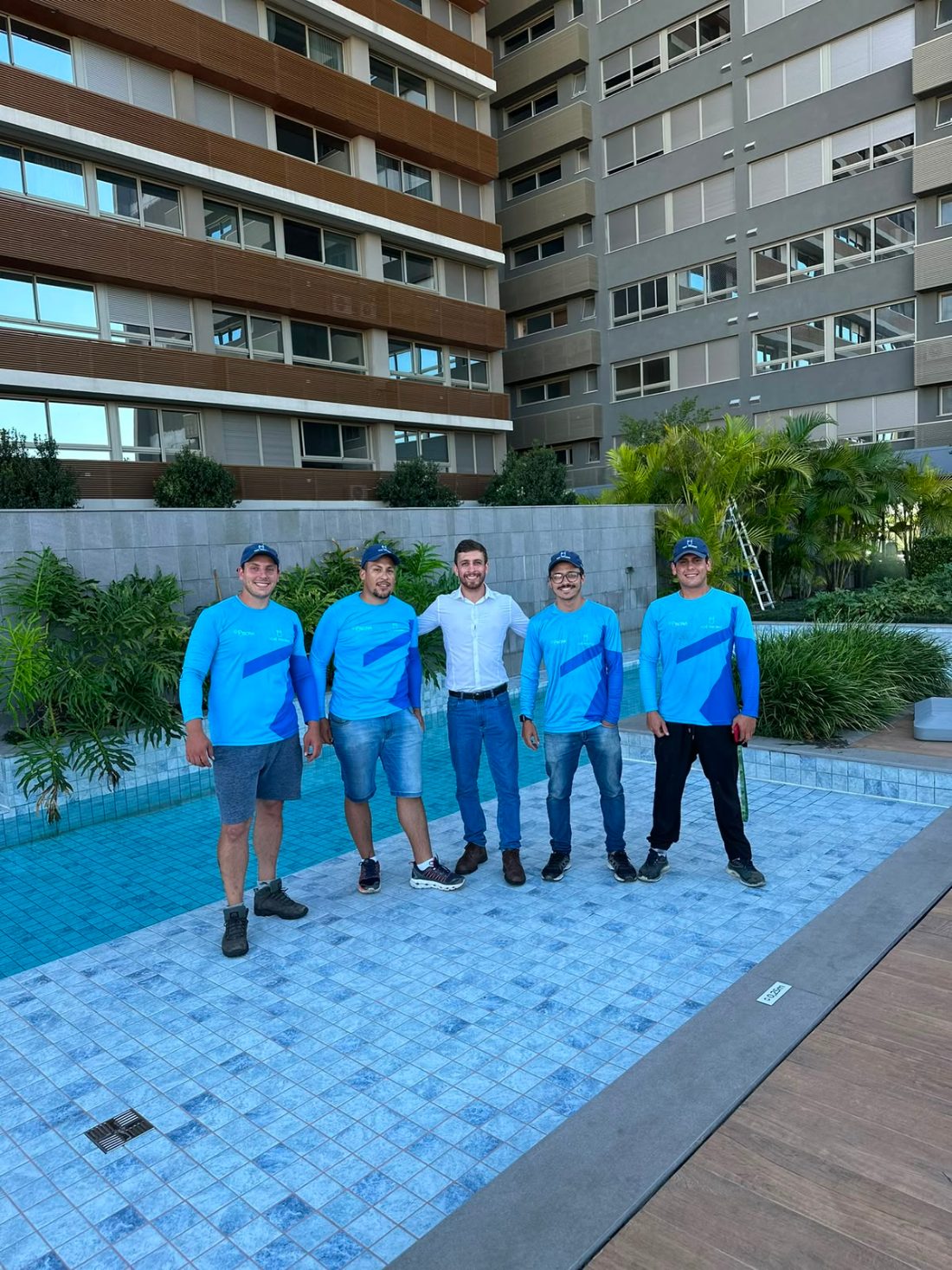 Equipe da Tchê Piscinas reunida em atendimento a um condomínio
